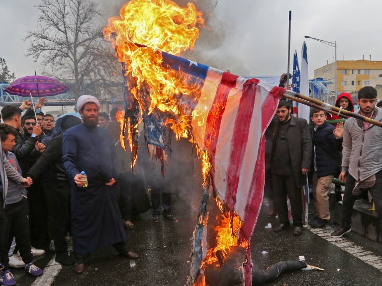 إيرانيون يحرقون العلم الأميركي في طهران احتفالا بذكرى الثورة الإسلامية