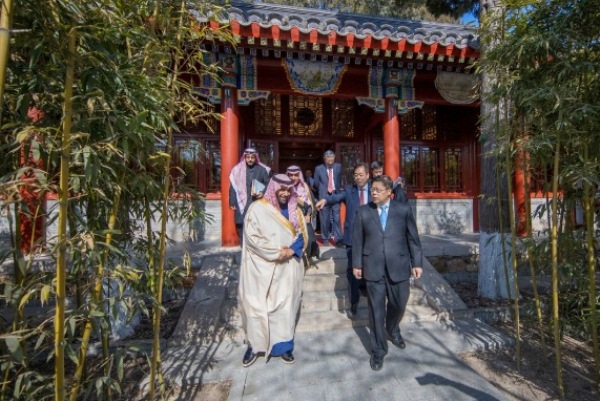 الأمير بدر بن عبد الله بن فرحان خلال زيارته مكتبة الملك عبد العزيز في جامعة بكين