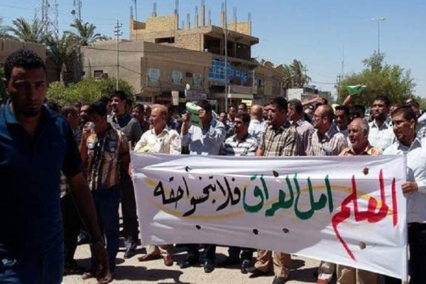 معلمون عراقيون يرفعون شعارات تطالب بحقوقهم