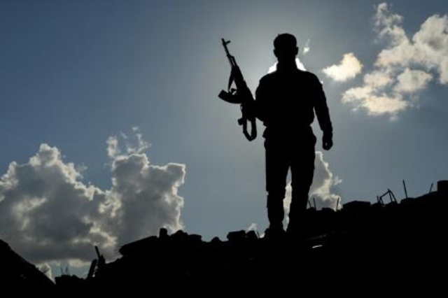 مقاتل من قوات سوريا الديموقراطية على خط الجبهة في بلدة الباغوز في شرق سوريا في 19 فبراير 2019