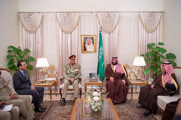 الأمير محمد بن سلمان يجتمع مع قائد الجيش الباكستاني