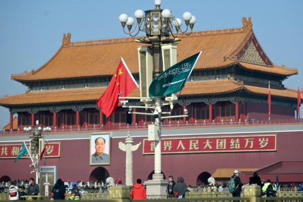أعلام السعودية والصين في ساحة تيان انمين في بكين قبيل زيارة ولي العهد السعودي