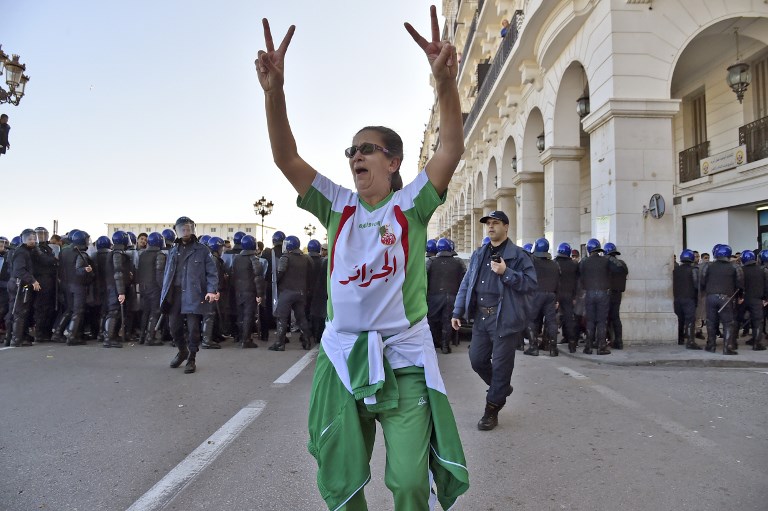سيدة جزائرية شاركت في تظاهرات يوم الجمعة ضدّ العهدة الخامسة