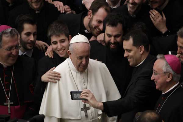البابا فرنسيس مع الكهنة في نهاية اجتماعه الأسبوعي العام في الفاتيكان يوم الأربعاء