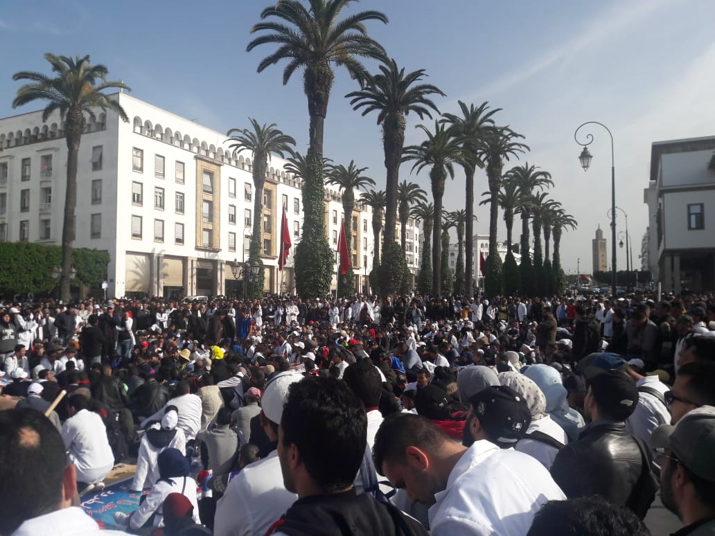 آلاف الأساتذة المتعاقدين يتظاهرون في الرباط مطالبين ب