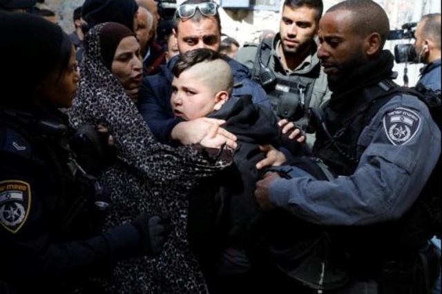 شرطيون اسرائيليون يعتقلون احد اطفال اسرة ابو عصب لدى احتجاجه على طرده من منزله في القدس الشرقية المحتلة في 17 شباط/فبراير 2019.