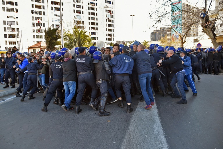 صدامات بين الشرطة الجزائرية ومتظاهرين
