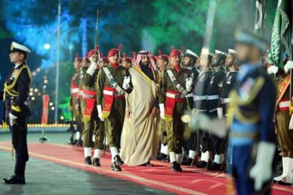 صور نشرها مكتب الإعلام في باكستان لولي العهد السعودي الأمير محمد بن سلمان عند وصوله إلى إسلام أباد بتاريخ 17 فبراير 2019