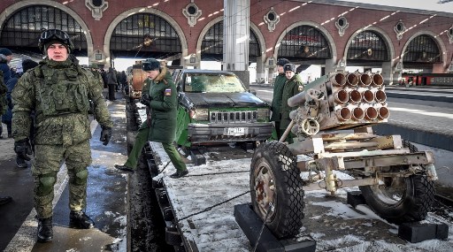قطار روسي يعرض أسلحة غنمها الجيش في معاركه في سوريا