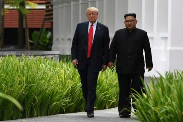 الرئيس الأميركي دونالد ترمب والزعيم الكوري الشمالي كيم جونغ أون خلال قمتهما الأولى في سنغافورة في 11 يونيو 2018