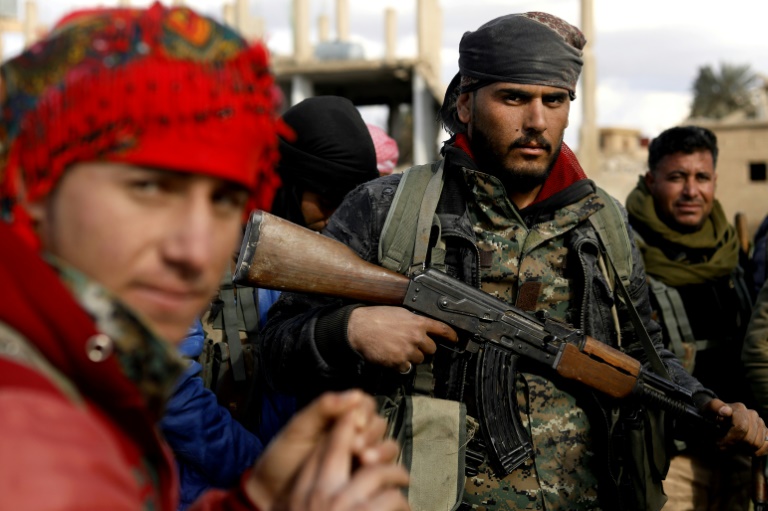 مدنيون ومقاتلون يسلمون أنفسهم إلى قوات سوريا الديموقراطية في شرق سوريا