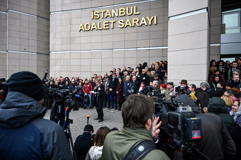 تجمع في اسطنبول للتنديد بمحاكمة صحافيين