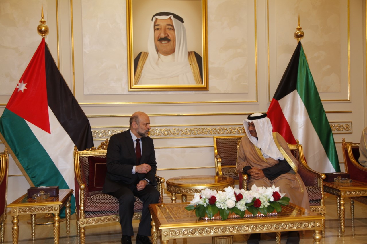 رئيس مجلس الوزراء الكويتي الشيخ جابر المبارك الصباح يحادث رئيس الوزراء الأردني عمر الرزاز