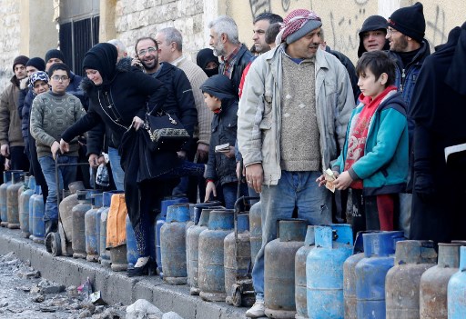 سكان حلب ينتظرون في طوابير طويلة للحصول على أسطوانات غاز