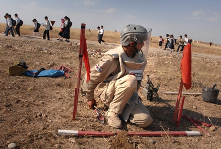 جانب من عمليات ازالة الألغام في العراق