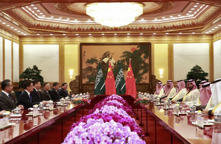 الرئيس الصيني مجتمعا مع ولي العهد السعودي والوفد المرافق له