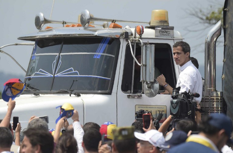 غوايدو أمام شاحنة ضمن قافلة مساعدات على الجانب الكولومبي من الحدود مع فنزويلا يوم السبت