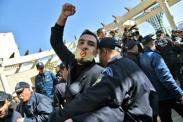 من تظاهرة الإعلاميين في الجزائر في 28 فبراير 2019 احتجاجًا على الضغوط على الصحافيين في تغطيتهم للتظاهرات ضد ولاية خامسة للرئيس عبد العزيز بوتفليقة