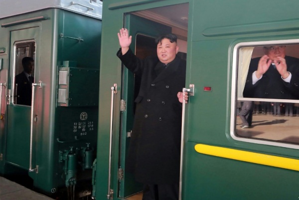 صورة وزعتها وكالة الأنباء الكورية الشمالية للزعيم الكوري الشمالي كيم جونغ اون عند صعوده إلى القطار متوجها إلى فيتنام