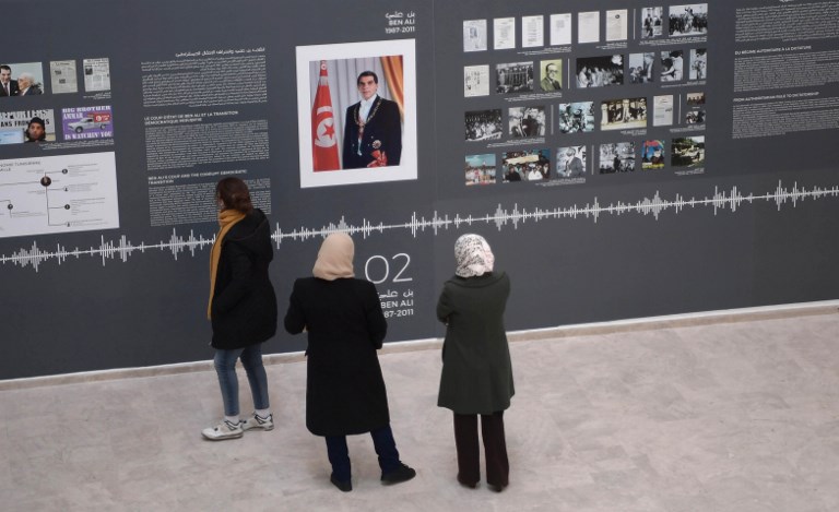 زوار لمعرض الثورة التونسية الرقمي