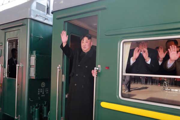 كيم قبيل مغادرته كوريا الشمالية ملوّحاً لمودعيه من قطاره المصفح