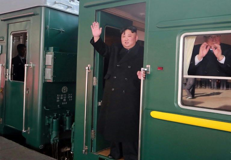صورة وزعتها وكالة الأنباء الكورية الشمالية للزعيم الكوري الشمالي كيم جونغ اون عند صعوده إلى القطار متوجها إلى فيتنام في 23 شباط/فبراير 2019