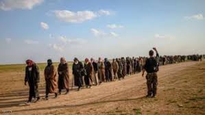 مجموعة من عناصر داعش العراقيين لدى تسليم قوات سوريا الدينقراطية لهم الى الجيش العراقي