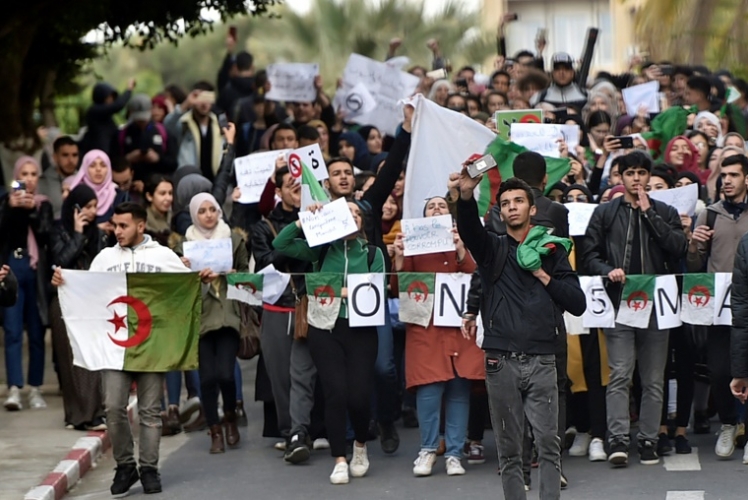 تظاهرات طلابية في الجزائر ضد ولاية خامسة وبوتفليقة ماضٍ في ترشيحه