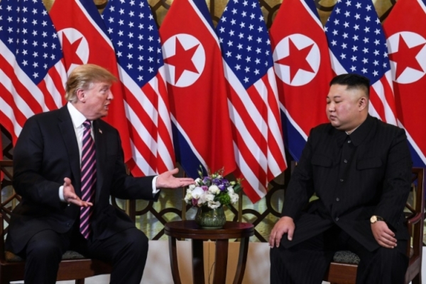 الرئيس الأميركي دونالد ترمب والزعيم الكوري الشمالي كيم جونغ أون في مستهلّ قمتها الثانية في هانوي في 27 فبراير 2019