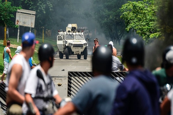 انشقاق أكثر من مئة عسكري وشرطي فنزويلي