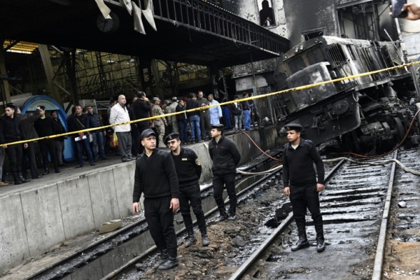 رجال الإطفاء ومواطنون في موقع كارثة محطة القطار في القاهرة الأربعاء 27 فبراير 2019