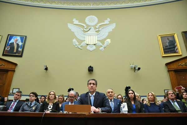 مايكل كوهين، محامي ترمب السابق، أثناء شهادته أمام لجنة الإشراف والإصلاح في الكونغرس في واشنطن بتاريخ 27 فبراير 2019