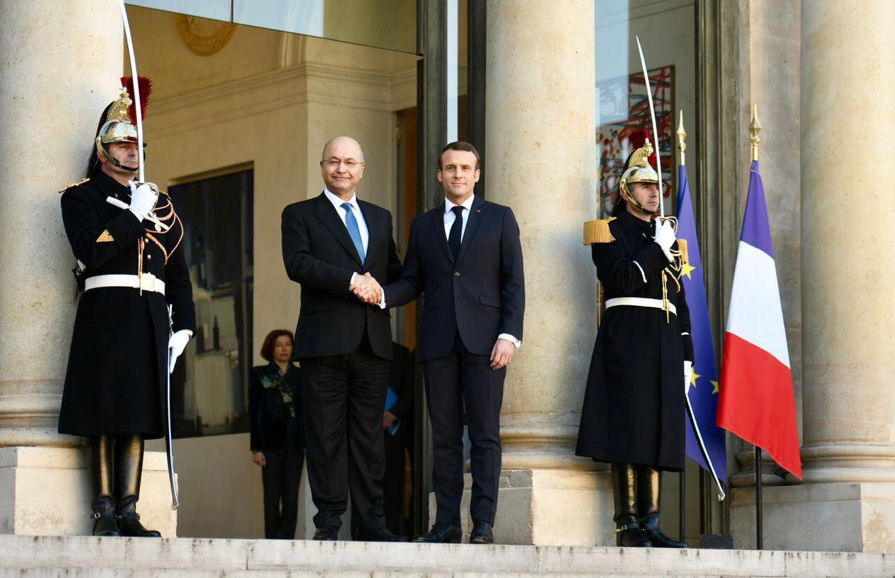 الرئيس صالح ملتقيا الرئيس الفرنسي ماكرون بقصر الاليزيه في باريس
