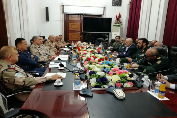 الوفدان العسكريان العراقي والايراني خلال مباحثاتهما في بغداد اليوم
