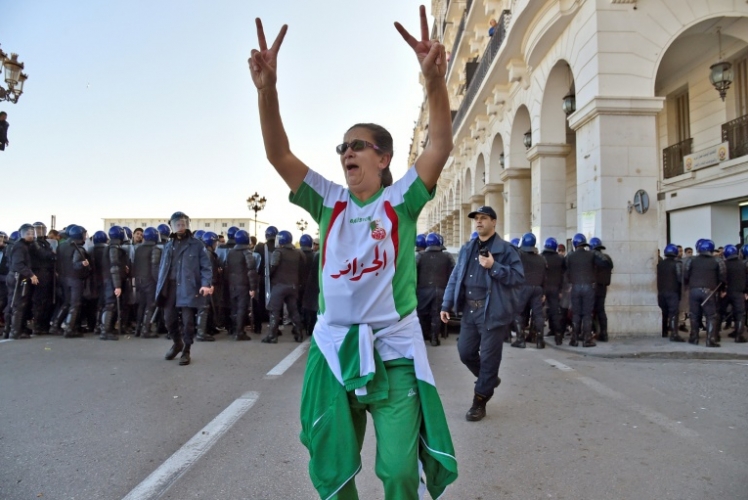 المئات يتجمعون في العاصمة الجزائر للتظاهر ضد ولاية خامسة لبوتفليقة
