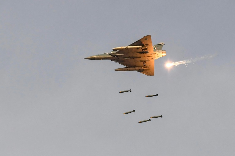 طائرة حربية هندية تطلق صواريخ على أهداف وهمية خلال مناورات في بوكهاران في ولاية راجاستان في 16 شباط/فبراير 2019.