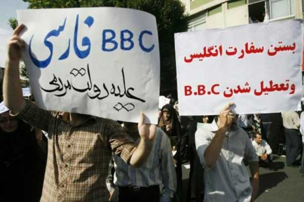 إيرانيون يتظاهرون في طهران في السادس عشر من يونيو 2009 احتجاجًا على سياسة بريطانيا وبي بي سي