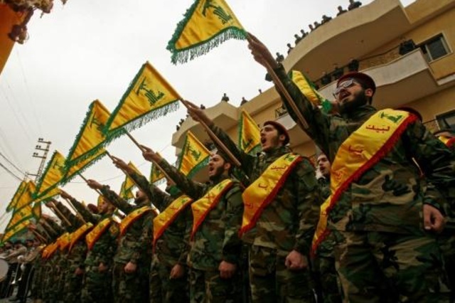 مقاتلون من حزب الله يشاركون في جنازة احد رفاقهم الذين قتلوا في المعارك في سوريا، في بلدة كفرحتى في 18 آذار/مارس 2017 ا ف ب/ارشيف