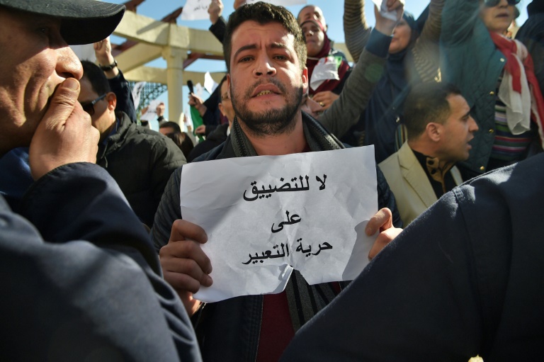 متظاهر جزائري خلال احتجاج نظمه صحافيون ضدّ الرقابة المفروضة على تغطية الاحتجاجات في 28 شباط/فبراير 2019