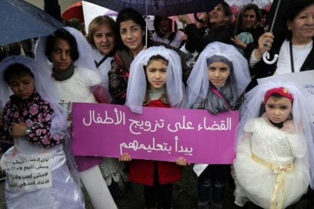 متظاهرون في لبنان يجتجون على تزويج القاصرات