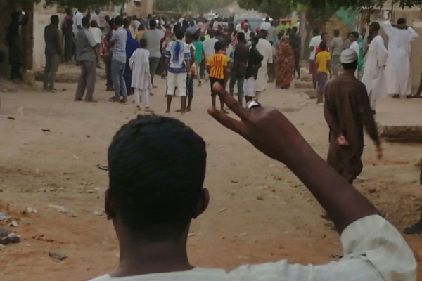 محتج سوداني يرفع إشارة النصر خلال تظاهرة ضد الحكومة في الخرطوم