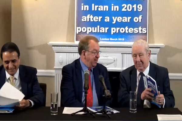  ستيفنسون في الوسط خلال تقديم التقرير الأوروبي عن إيران في مؤتمر صحافي في لندن