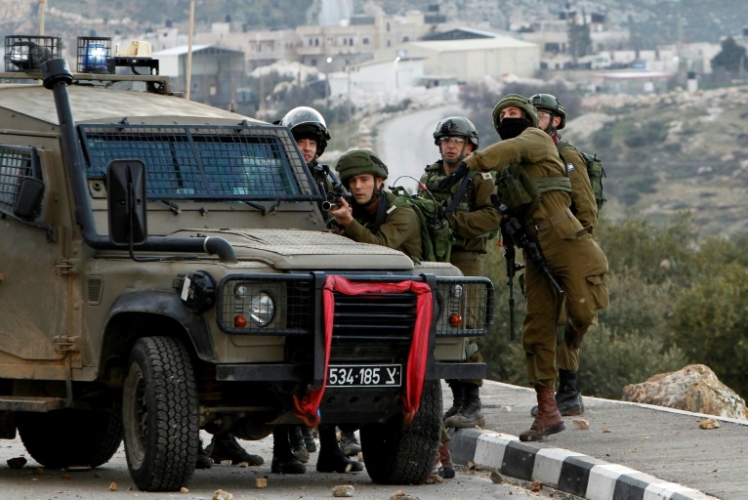 مقتل فلسطينيين جرحًا جنديًا وشرطيًا إسرائيليين في الضفة الغربية