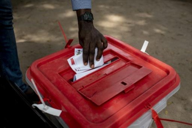 نيجيري يدلي بصوته في الانتخابات المحلية في لاغوس في 9 آذار/مارس 2019