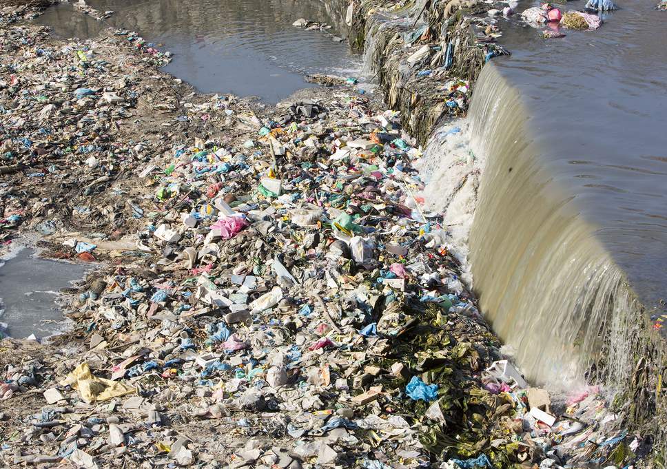 أطنان من البلاستيك تلوث المحيطات والبحار والأنهار