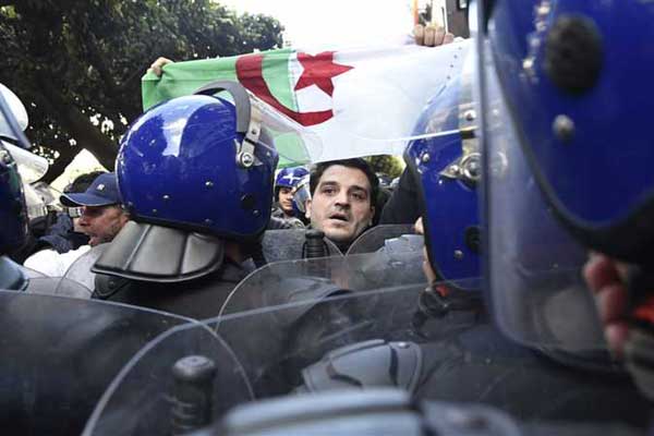 قوات الأمن وجهًا لوجه مع المحتجين في الجزائر