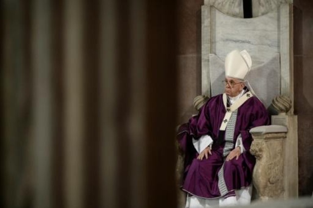 البابا فرنسيس مترئسا قداس بدء الصوم في كنيسة سانتا سابينا في روما في 6 آذار/مارس 2019.