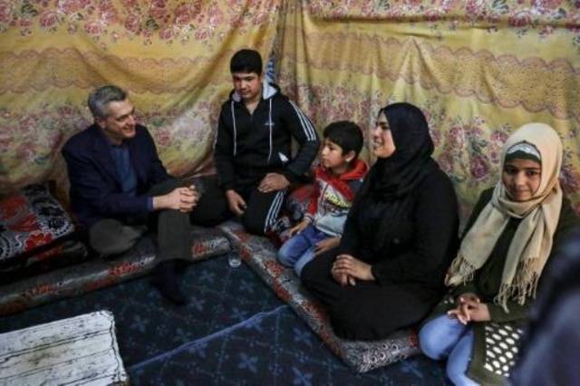 فيليبو فراندي المفوض السامي للاجئين لدى لقائه اسرة سورية في مخيم اللاجئين بقريى المحمرة منطقة عكار في شمال لبنان في 9 آذار/مارس 2019.