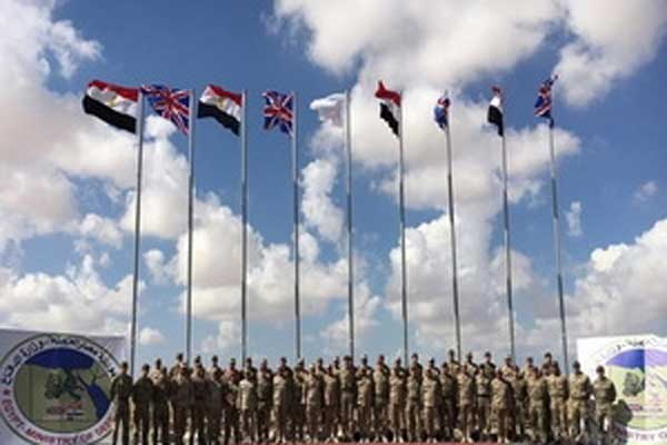 طابور عسكري بريطاني مصري مشترك مع انطلاق المناورات