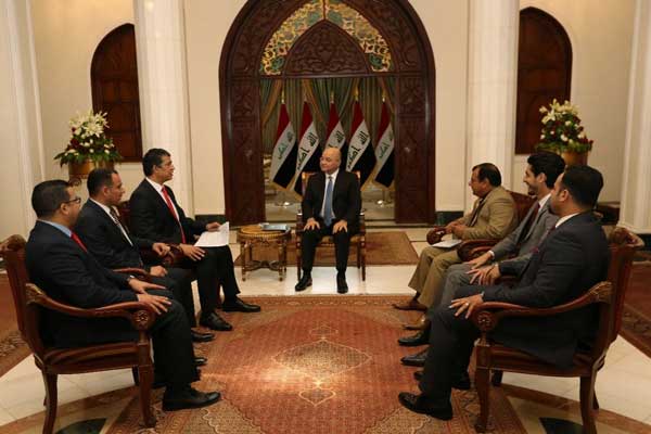 الرئيس صالح متحدثًا إلى قنوات فضائية عراقية